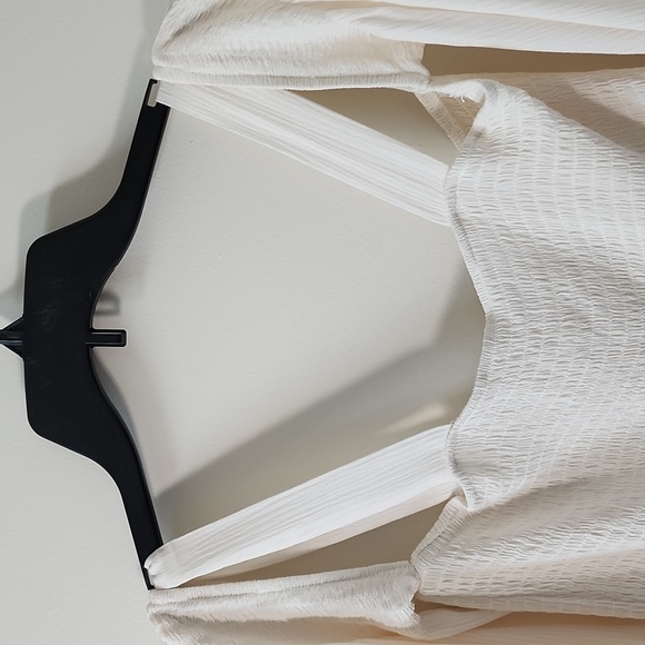 Flowy shirt that is perfect for Spring and Summer. - Picture 3 of 4